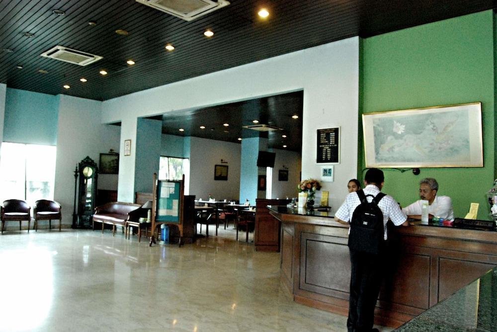 Super Oyo Townhouse 1 Hotel Salemba Jacarta Exterior foto